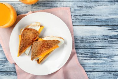 Kolay yumurta ve peynir mutfak masasında ile lezzetli sandviçler