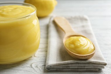 Ahşap masa üzerinde lezzetli limon lor ile güzel kompozisyon