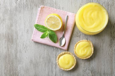 Lezzetli Kurabiye ve Limon Lor ahşap masa üzerinde güzel kompozisyonu