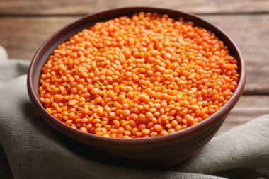 Ahşap arka plan üzerinde kırmızı mercimek kase