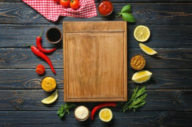 Ahşap tahta, farklı sos ve sebze masada