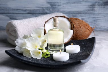 Şişe karanlık plaka üzerinde kaplıca tedavisi için Hindistan cevizi yağı ile kompozisyon