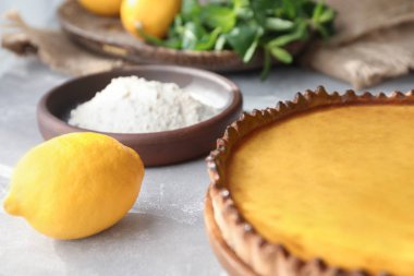 Lezzetli limon lor pasta ve Maddeler tablosundaki, closeup ile ahşap plaka