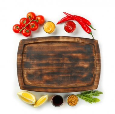 Ahşap plaka ve beyaz arka plan üzerinde farklı sos ile kompozisyon