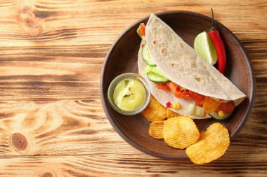 balıklı taco plaka sos ve patates kızartması ile 