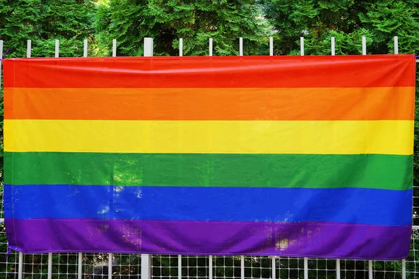 Gay pride vlajka visí na plot — Stock fotografie
