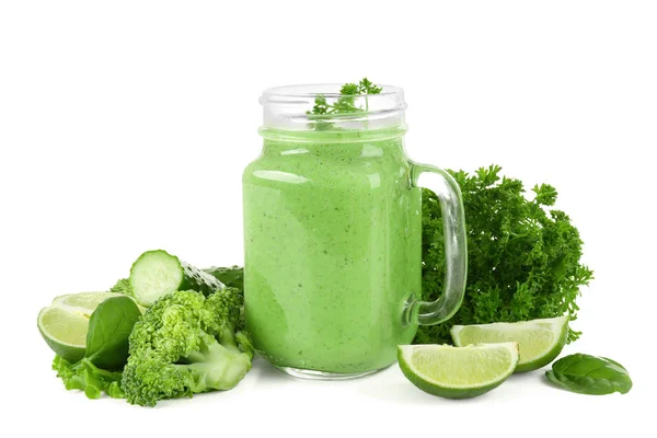 Glas frischer Gemüse-Smoothie auf weißem Hintergrund — Stockfoto