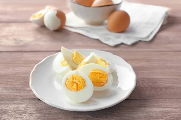 Plaka üzerinde lezzetli katı pişmiş yumurta. Beslenme kavramı — Stok fotoğraf