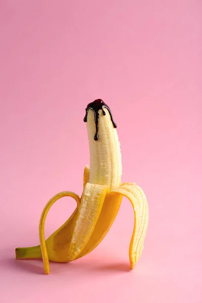 Banane acoperite cu sos de ciocolată pe fundal color. Sex concept — Fotografie, imagine de stoc