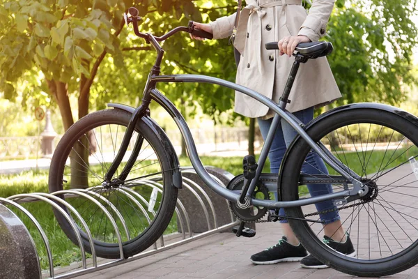 若い女性の駐車場は屋外自転車 — ストック写真