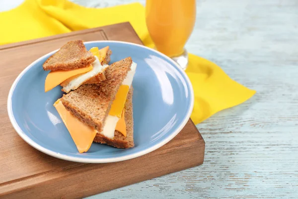 Roti lapis lezat dengan lebih mudah telur dan keju di atas meja dapur — Stok Foto