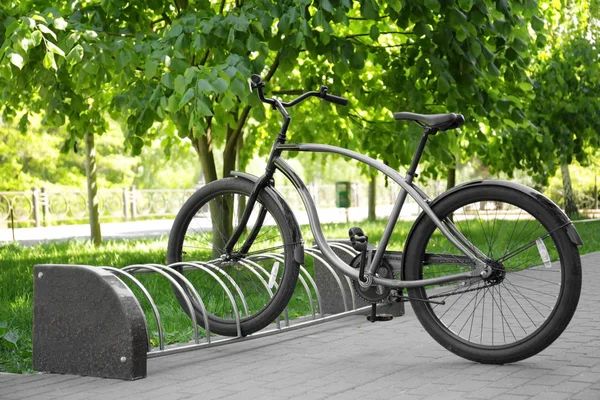 Bicicleta en rack en el parque —  Fotos de Stock