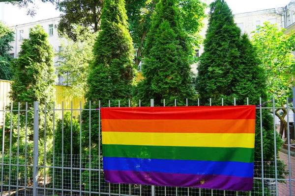Gay orgullo bandera cuelga en valla —  Fotos de Stock