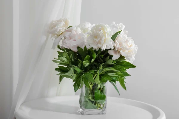 Ramo de hermosas flores de peonía en la mesa — Foto de Stock