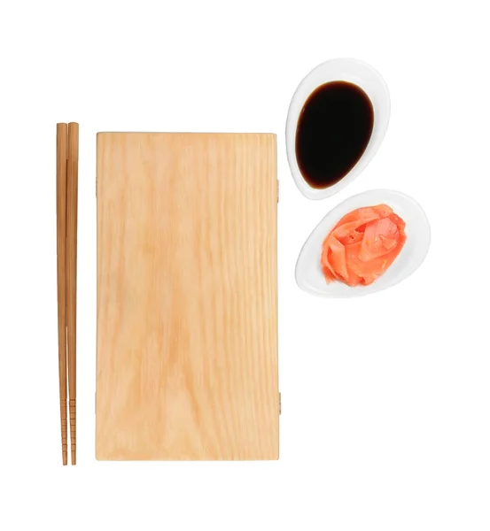 Deska drewniana, pałeczki, sos sojowy i marynowany imbir na białym tle — Zdjęcie stockowe