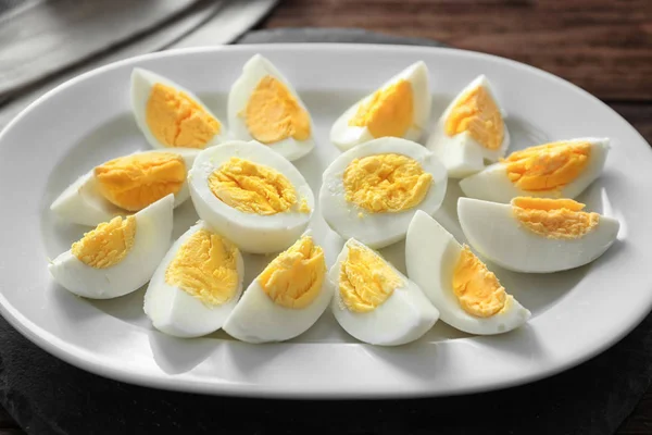 Huevos duros en rodajas en el plato. Concepto nutricional — Foto de Stock