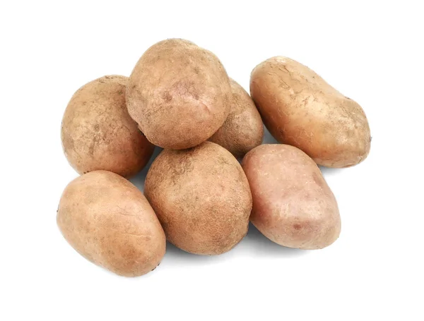 Ruwe ongeschilde aardappelen op witte achtergrond — Stockfoto