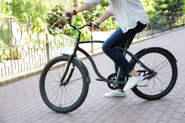 Hombre joven con bicicleta al aire libre — Foto de Stock