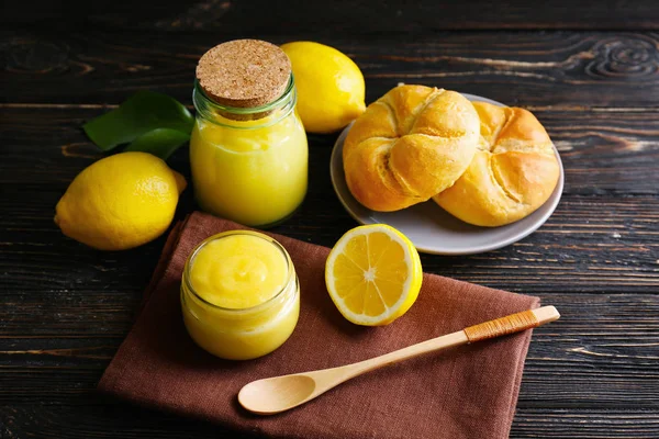 Hermosa composición con deliciosa cuajada de limón en mesa de madera — Foto de Stock