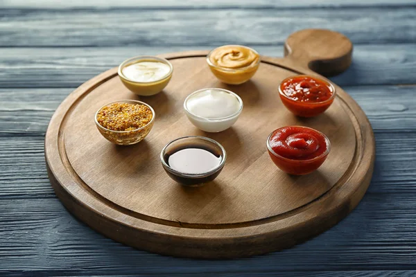 Tahta ahşap arka plan üzerinde farklı sos ile