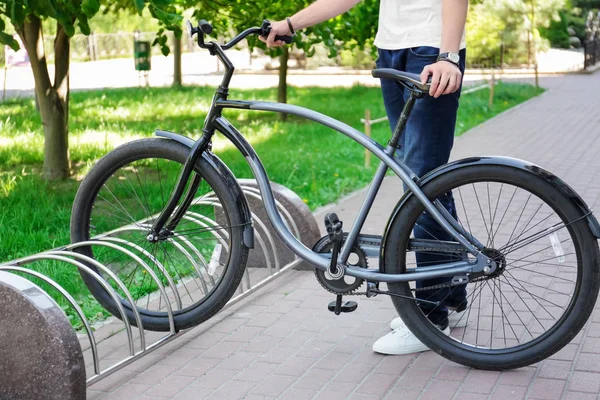 Hombre joven estacionamiento bicicleta al aire libre —  Fotos de Stock