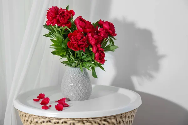 Bukiet kwiatów piękne piwonie na stole — Zdjęcie stockowe