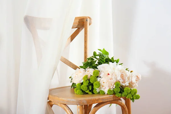 Ramillete de hermosas flores en silla de madera —  Fotos de Stock