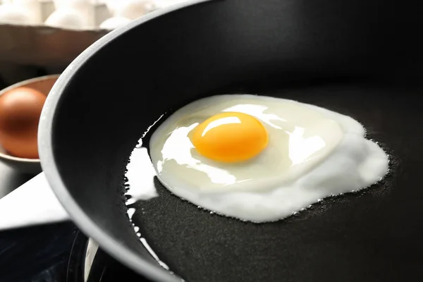 Délicieux sur oeuf facile dans la casserole, gros plan — Photo