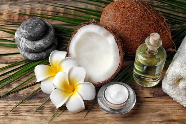 Conjunto para tratamento de spa com coco sobre fundo de madeira — Fotografia de Stock