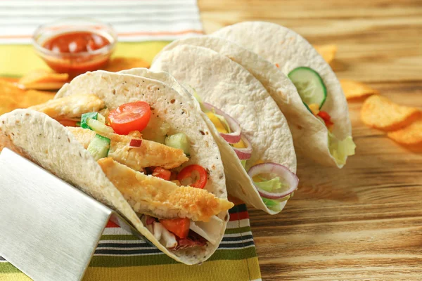 Stojan s rybí tacos, omáčkou a hranolky — Stock fotografie