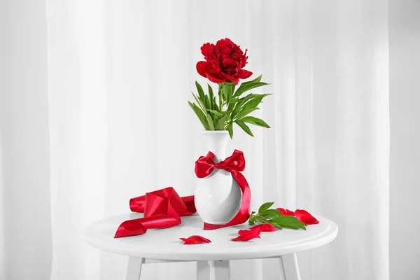 Vaso con bel fiore di peonia sul tavolo — Foto Stock