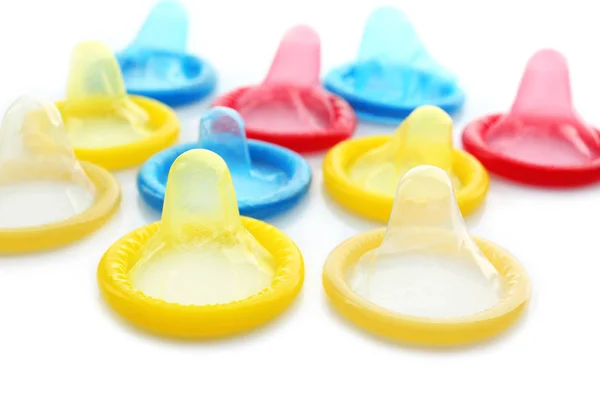 Preservativos coloridos sobre fondo blanco. Concepto de sexo seguro —  Fotos de Stock