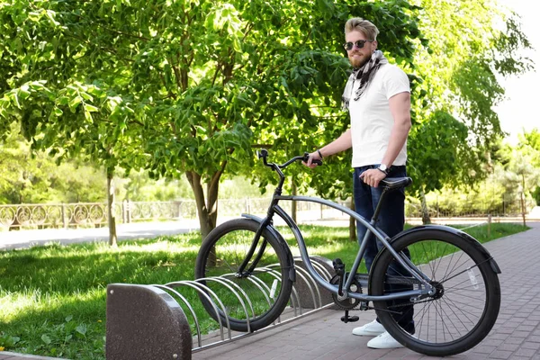 Genç adam Park açık havada Bisiklet — Stok fotoğraf