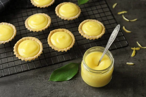 Limon Lor ve masada lezzetli çerezler ile Cam Kavanoz