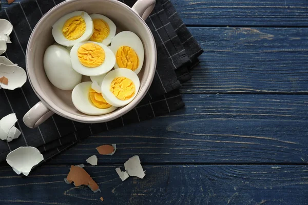 Schüssel mit leckeren hartgekochten Eiern auf dem Tisch. Ernährungskonzept — Stockfoto