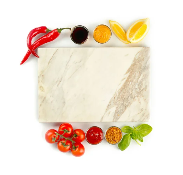 Marmorplatte, verschiedene Soßen und Gemüse auf weißem Hintergrund — Stockfoto