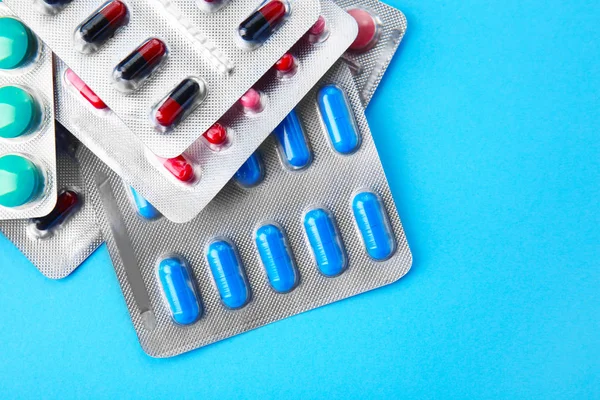 Verschiedene Pillen auf farbigem Hintergrund — Stockfoto