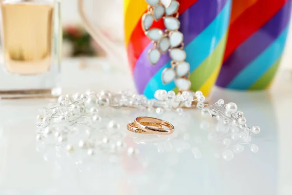 Anillos y accesorios para boda lésbica en mesa —  Fotos de Stock