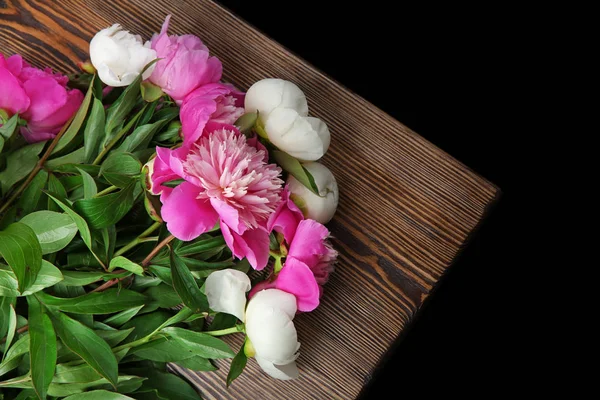 Ahşap masa üzerinde kokulu peonies ile güzel buket — Stok fotoğraf