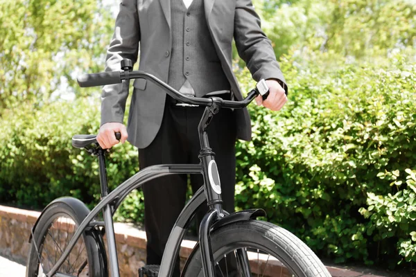 Joven con bicicleta en el parque —  Fotos de Stock