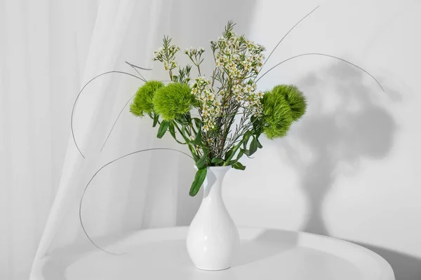 Bukett med vackra blommor på bordet — Stockfoto