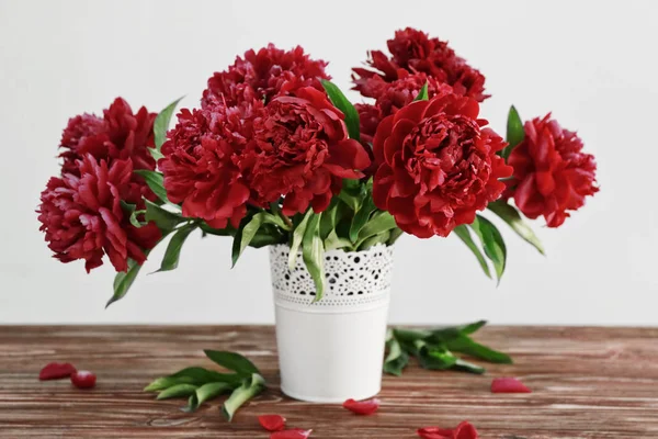 Jarrón con flores de peonía en la mesa —  Fotos de Stock