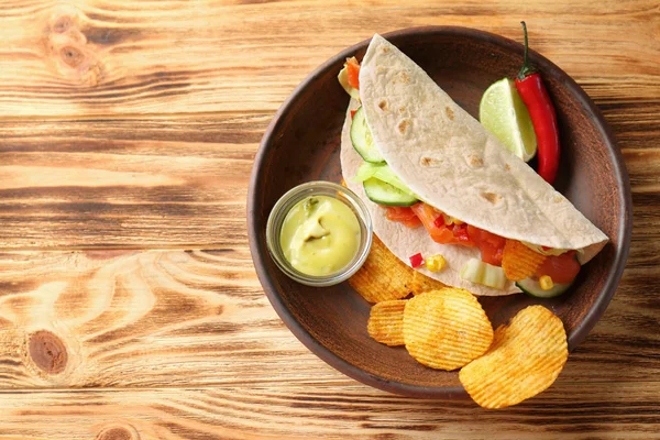 balıklı taco plaka sos ve patates kızartması ile 