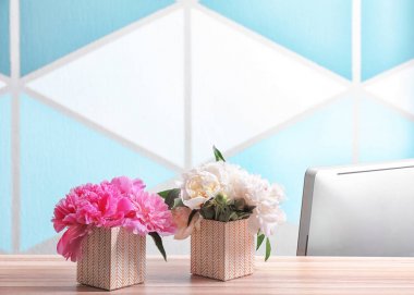 Kokulu peonies ile güzel buketler 