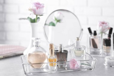 Tepsi parfüm şişe ile