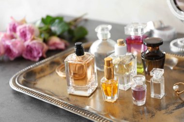 Tepsi parfüm şişe ile