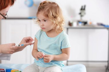 Küçük çocuk kliniğinde telkih doktor