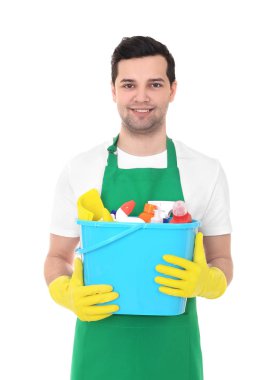 Temizleme ürünleri, beyaz arka plan üzerinde ile genç adam
