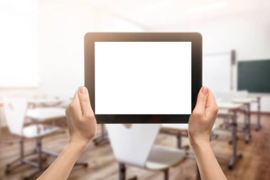 Öğretmen holding tablet ile boş perde