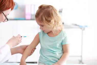 Küçük çocuk kliniğinde telkih doktor